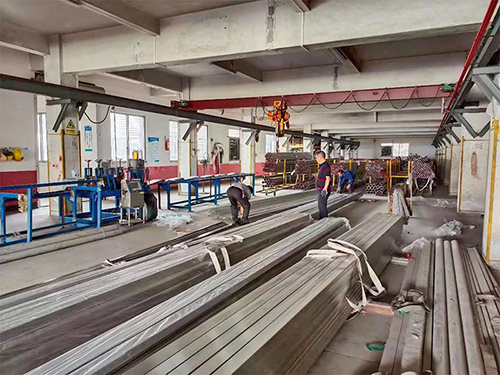 耐磨闆在施工(gōng)防護應該注意什(shén)麽